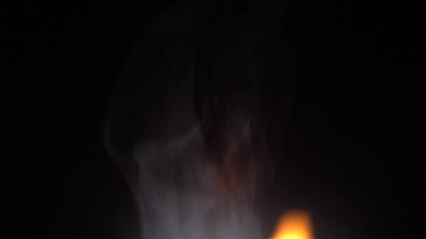 Пар или дым при небольшом пожаре — стоковое видео