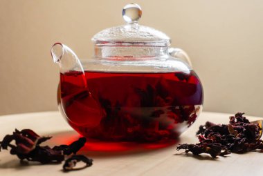 Kırmızı hibiscus çay şeffaf cam çaydanlık