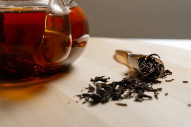 Masaya closeup görünümü siyah çay yaprakları.