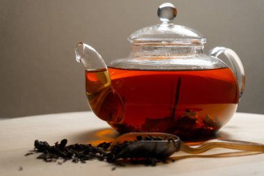 Siyah Hint çay çaydanlık ve tabloda çay yaprakları