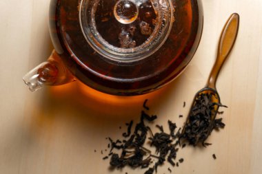 İngiliz siyah çay demlendi çaydanlık üzerinde Üstten Görünüm