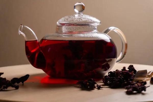 Té de karkade rojo en tetera en la mesa de madera —  Fotos de Stock