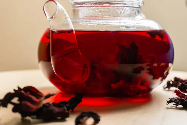 Вид крупным планом на красный чай гибискус в чайнике — стоковое фото