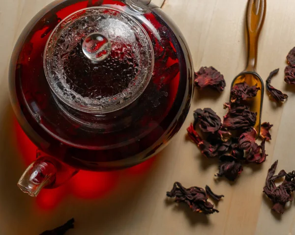 Red karkade egyptian hibiscus tea in tea pot — Stock Photo, Image