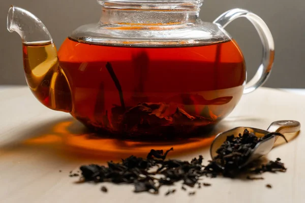 Té de sri lanka negro elaborado en tetera transparente —  Fotos de Stock