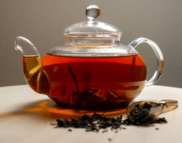 Indiano tè caldo nero prodotta in teiera — Foto Stock