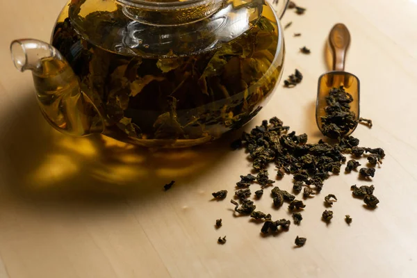 Glass teapot with brewed chinese green tea — Stock Photo, Image