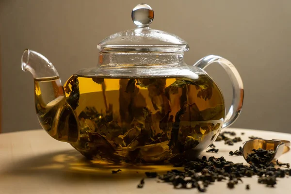 时尚茶壶酿造中国绿茶 — 图库照片