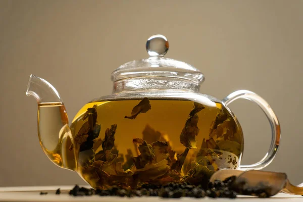中国の緑茶のビューがティーポットの醸造 — ストック写真