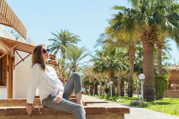 Mutlu kadın rahatlatıcı tatil güneş altında