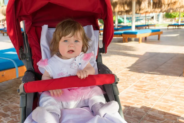 ビーチ リゾートでの運送の赤ちゃん — ストック写真