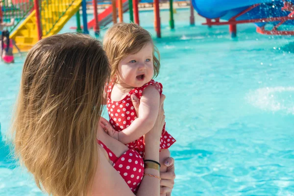 Mère avec bébé dans un parc aquatique moderne — Photo