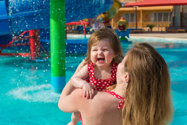 Rire bébé et mère dans le parc aquatique — Photo