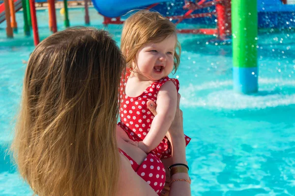 Moeder met baby plezier in waterpark — Stockfoto