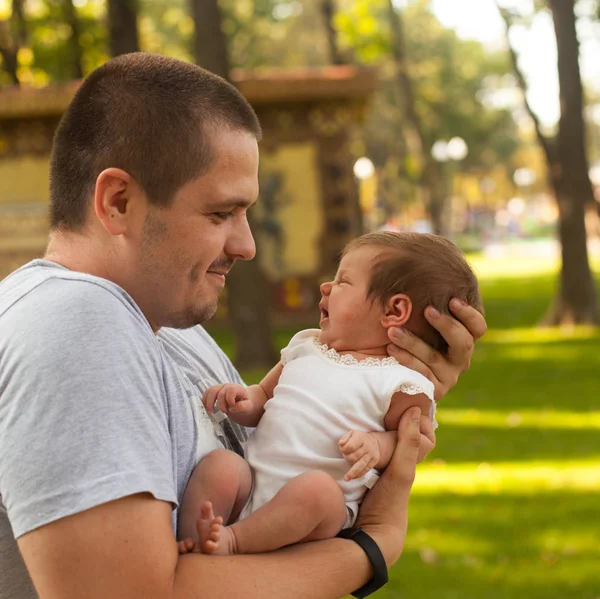 Vader bedrijf schattige kleine pasgeboren babymeisje — Stockfoto