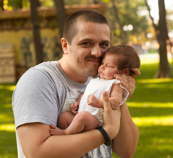 Vader beetje schattig meisje van de pasgeboren baby te houden — Stockfoto