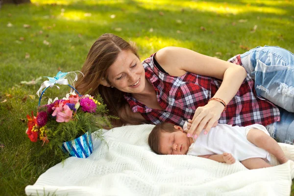 Schoonheid moeder met schattige pasgeboren babymeisje — Stockfoto