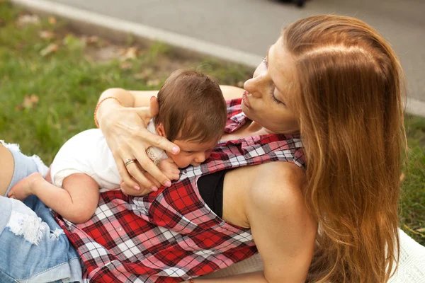 Madre sosteniendo niña recién nacida en el parque — Foto de Stock