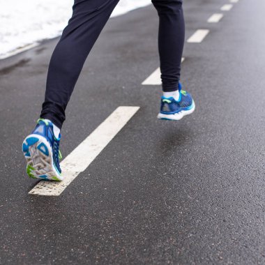 Çalışan erkek spor ayakkabı ve pantolon bacak
