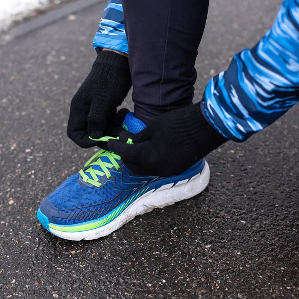 Mann bindet vor dem Training Schnürsenkel an Laufschuhen — Stockfoto