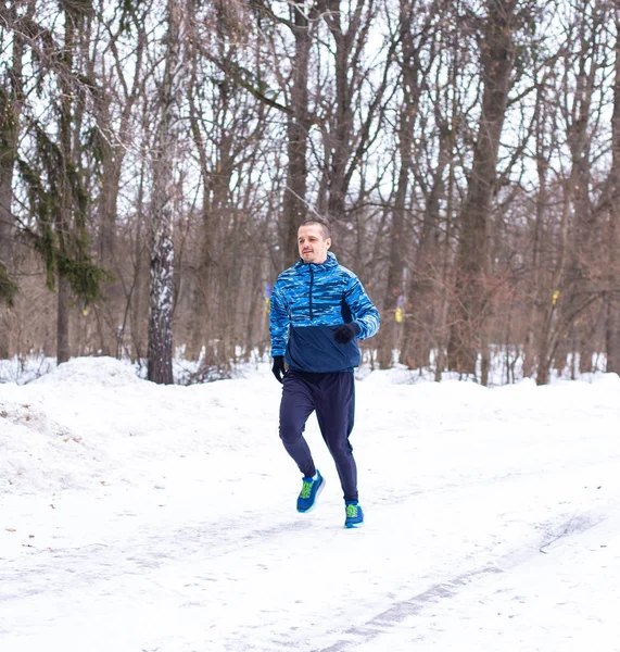 Corriendo invierno al aire libre. Hombre corredor hacer su entrenamiento —  Fotos de Stock