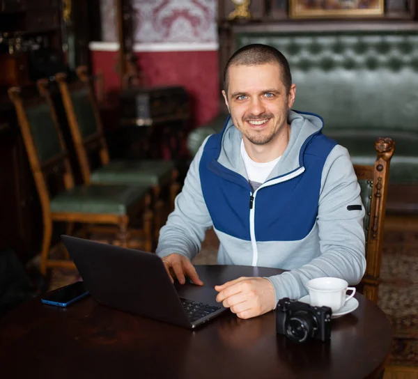 Blogger oder Freiberufler mit Kamera und Laptop — Stockfoto