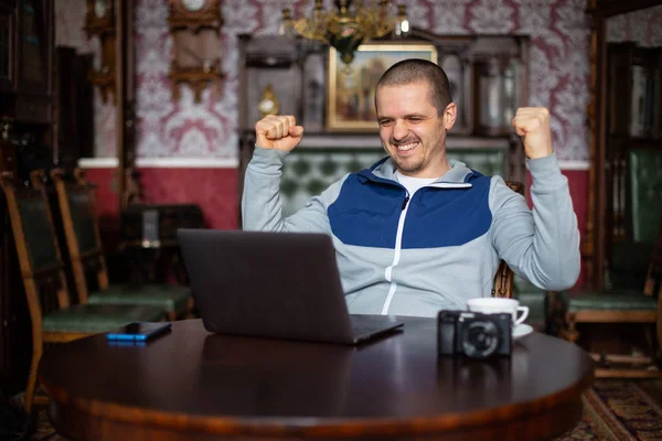 El hombre tiene éxito. Freelancer feliz con el resultado . —  Fotos de Stock