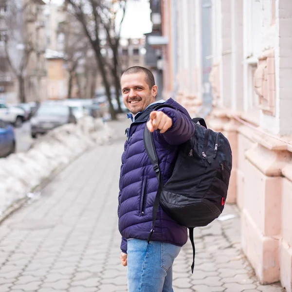 Uśmiechnięty mężczyzna obecnie poiting w aparacie i uśmiechając się — Zdjęcie stockowe