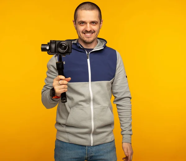 Man videograaf of blogger met camera op gimbal — Stockfoto