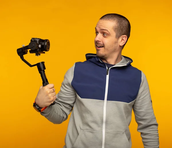 남자 vlogger 또는 짐 벌에 카메라를 사용 하 여 셀프 촬영 동영상 — 스톡 사진