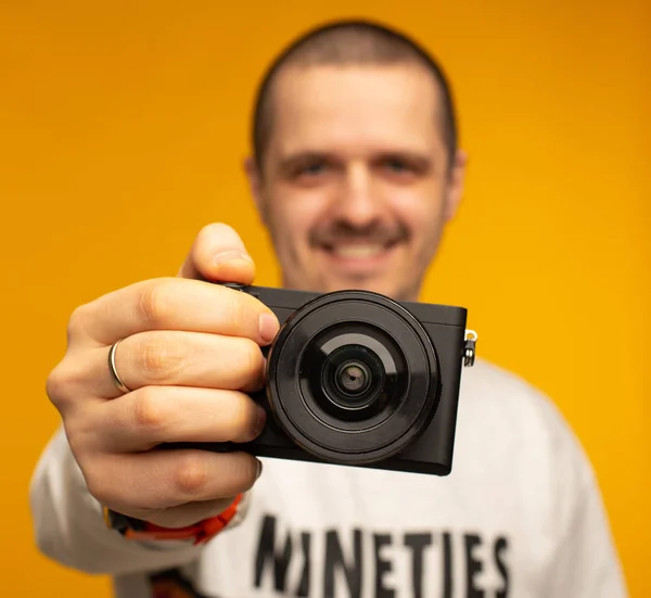 Primer plano de la foto de la cámara en la mano del hombre fotógrafo — Foto de Stock