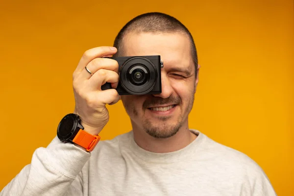 Man put camera to his eye. Photographer or videographer — Stock Photo, Image