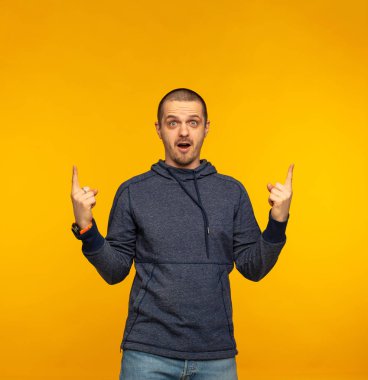 Eliyle işaret eden oktan yukarı ve kamera seyir şaşırmış adam