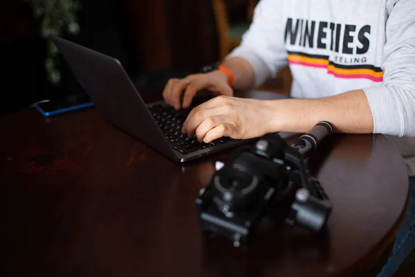 Ruce muže filmaře nebo blogger s notebookem a fotoaparát — Stock fotografie