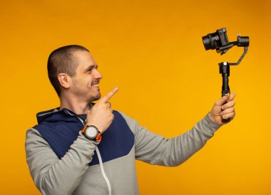 Adam blogger video kamera işaret ve hisself filme