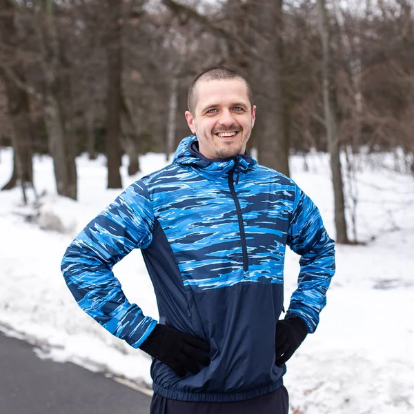 Usmívající se muž po venkovní cvičení nebo běhu — Stock fotografie
