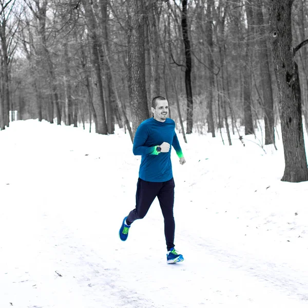 Hombre adulto corredor corriendo en el bosque en invierno —  Fotos de Stock