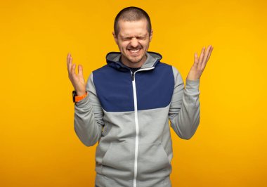 Mutlu laughting duygusal adam hoodie içinde suni