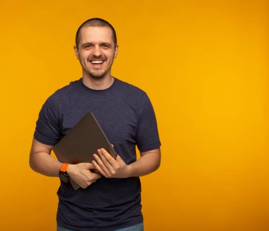 Serbest meslek veya geliştirici laughting ve holding laptop