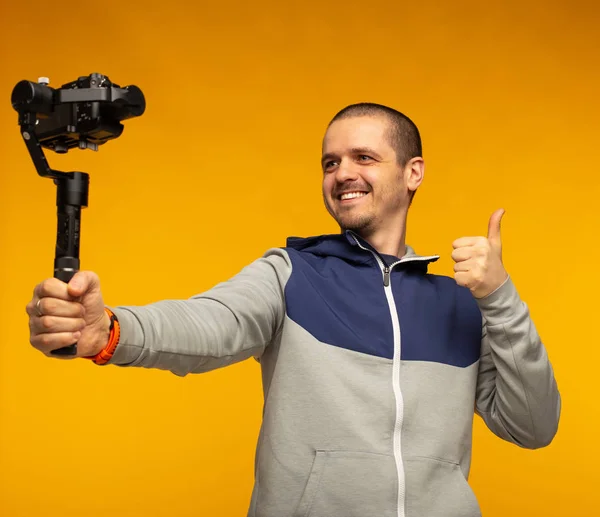 Homem blogger fazendo vídeo e mostrar polegares para cima na câmera — Fotografia de Stock