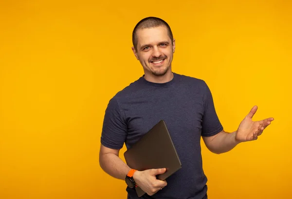 Startuper homem freelancer ou desenvolvedor sorrindo e segurando laptop — Fotografia de Stock