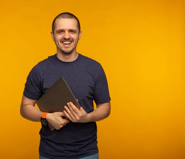 Фрілансер або розробник, що займається і тримає ноутбук — стокове фото