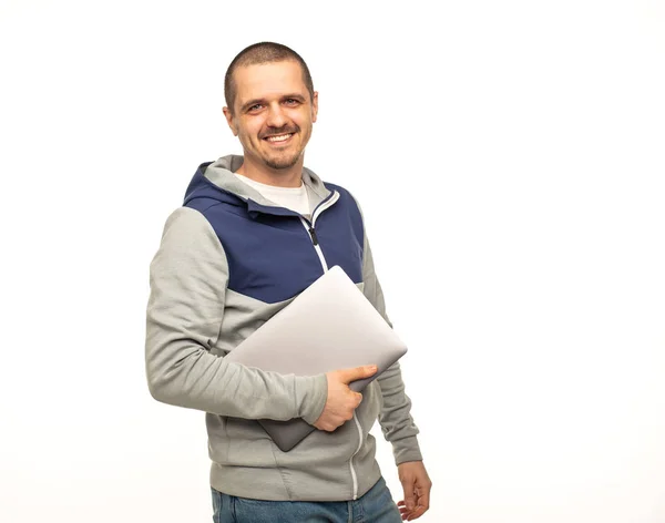 Freelancer homem segurando laptop e sorrindo na câmera — Fotografia de Stock
