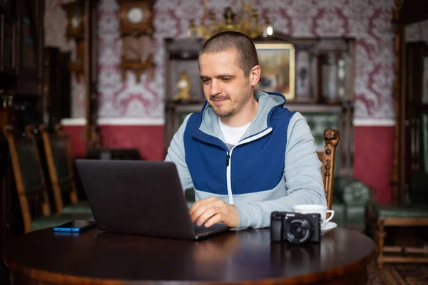 Homme freelance avec ordinateur portable et caméra de travail — Photo