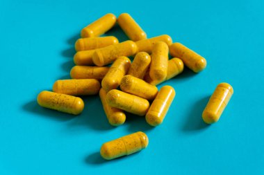 Kapsüllerde sarı harmaceutical ilaç hapları veya vitaminler çekim fotoğrafı