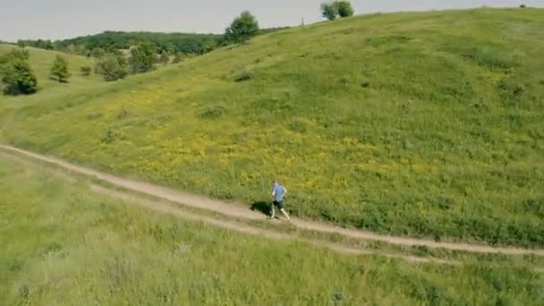 Biegacz biegający w terenie. Nagranie z dronów lotniczych. — Wideo stockowe