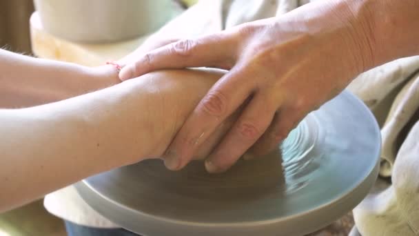 Vrouw maken beker op aardewerk wiel — Stockvideo