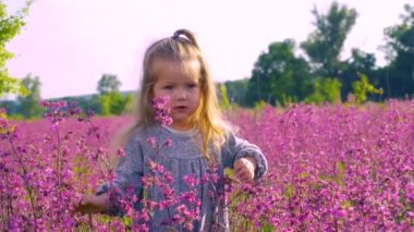 Çiçek tarlasında yürüyen küçük kız