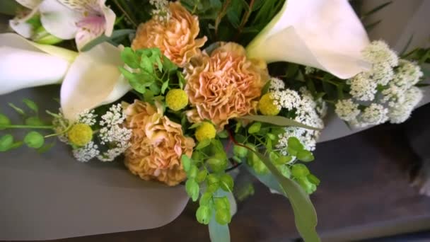 Schoonheidsboeket van verschillende bloemen in de winkel — Stockvideo