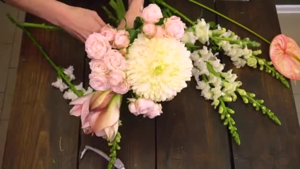 Hyperlapse filmato in cui la donna fa nuova composizione bouquet — Video Stock